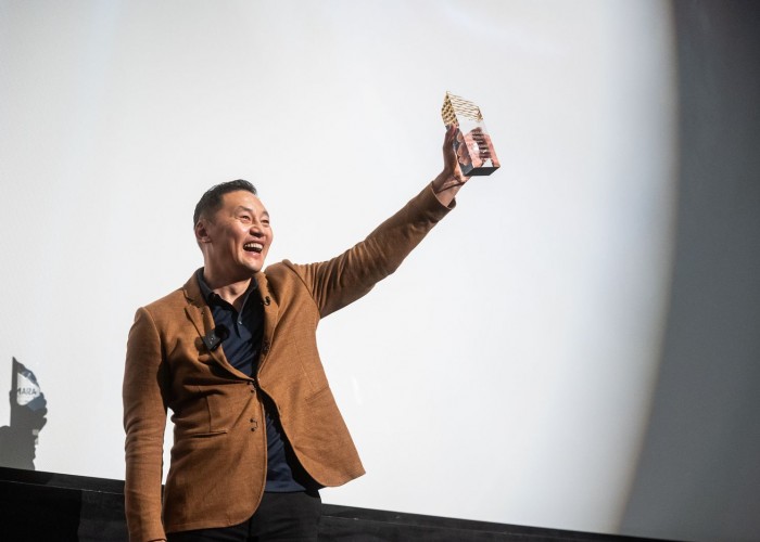Жүжигчин, найруулагч Б.Амарсайхан "CHICAGO’s ASIAN POP UP CINEMA" фестивалиас "Карьерын оргил амжилт" шагналыг хүртлээ