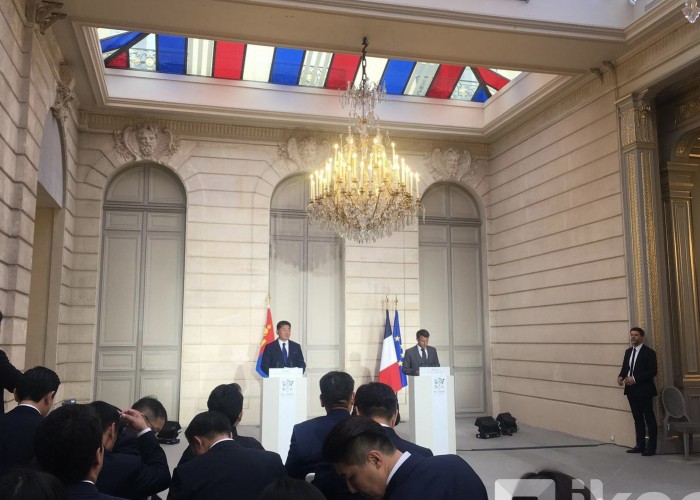 Ерөнхийлөгч Эммануэл Макрон Монгол Улсын Ерөнхийлөгч У.Хүрэлсүхийг албан ёсоор угтан авч, хамтарсан мэдээлэл хийлээ