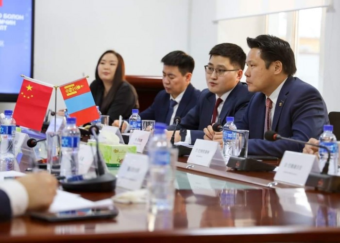 Б.ТУЛГА ӨМӨЗО-НЫ ШИЛИЙН ГОЛ АЙМГИЙН ЗҮҮН ҮЗЭМЧИН ХОШУУНЫ ЗАСАГ ДАРГА ЖӨҮ ЮЙЛҮН ТЭРГҮҮТЭЙ АЛБАНЫ ХҮМҮҮСИЙГ ХҮЛЭЭН АВЧ УУЛЗЛАА
