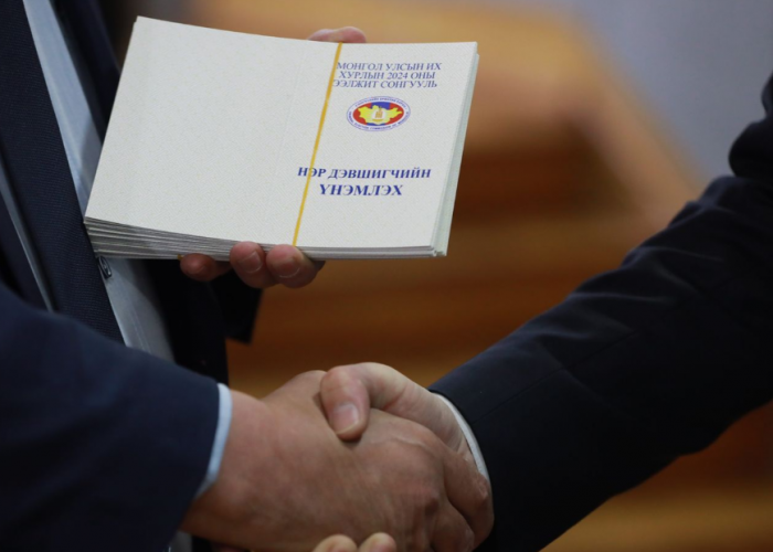 УИХ-ын 2024 оны ээлжит сонгуульд нэр дэвшигчид үнэмлэхээ гардан авлаа