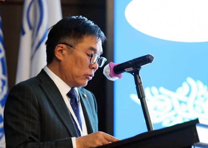 Байгаль орчин, уур амьсгалын яамны  газрын даргын үүргийг түр орлон гүйцэтгэгч Ч.Бат-Өлзий сайд  Б.Батбаатар нарын булхай