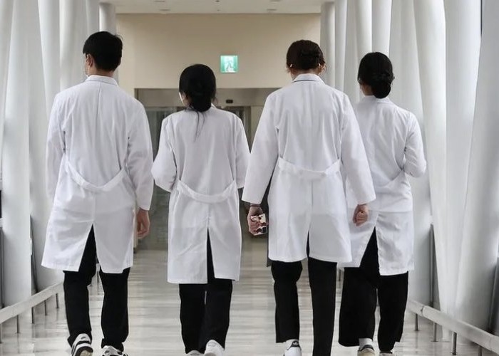 Эмч, ажилтнууд энэ сарын 13-наас ажил хаяхаа мэдэгдлээ