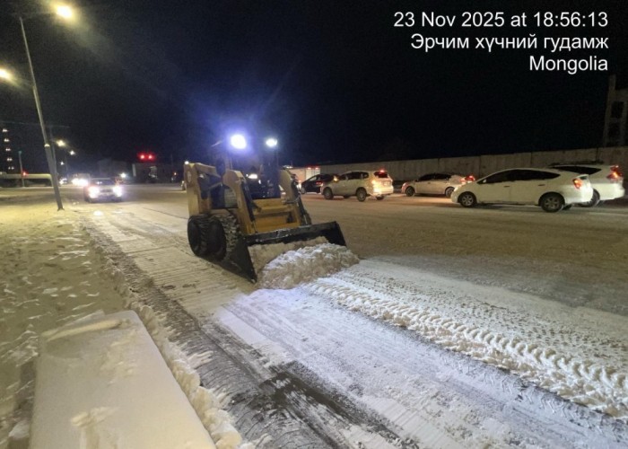 Авто замд халтиргаа гулгаа үүсэхээс сэргийлж давс, бодис цацаж байна
