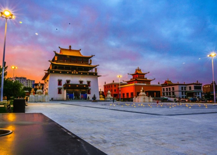 Гандантэгчэнлин хийдийг гэрэлтүүлэгтэй болгожээ