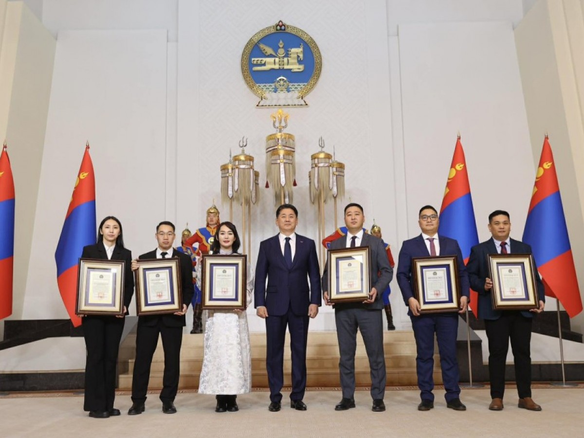 Шилдэг залуу эрдэмтэн, эмч нар Ерөнхийлөгчийн нэрэмжит шагнал хүртлээ