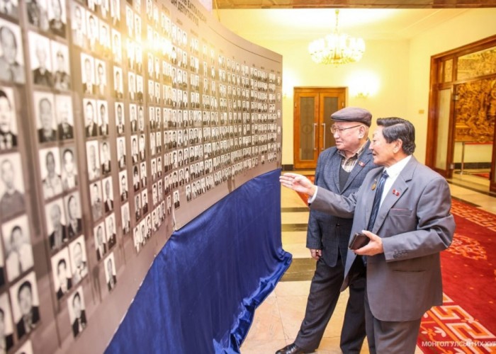 Үндсэн хуулийг хэлэлцэн батлах үеийн архивын түүхэн баримтуудыг эх хувиар нь дэлгэлээ