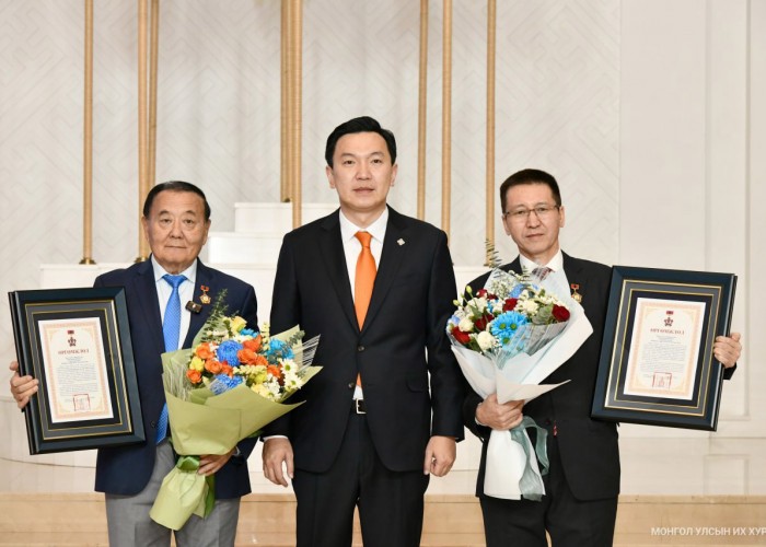 Б.Чимидийн нэрэмжит шагналыг Гавьяат хуульч, профессор Ж.Бямбаа, профессор Ж.Эрхэсхулан нар хүртлээ