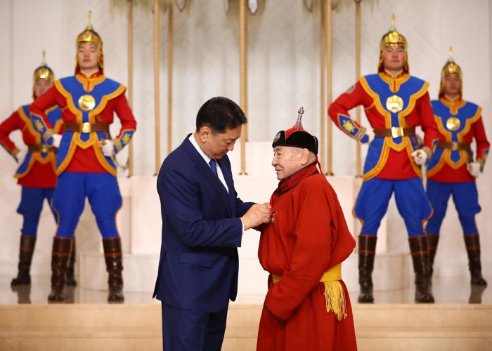 Ерөнхийлөгч Ухнаагийн Хүрэлсүх нэр бүхий эрхмүүдэд төрийн дээд цол, одон, медаль хүртээлээ