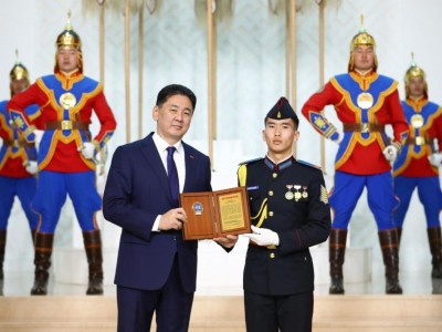 Шилдэг сонсогч, сурагчид шагнал гардууллаа