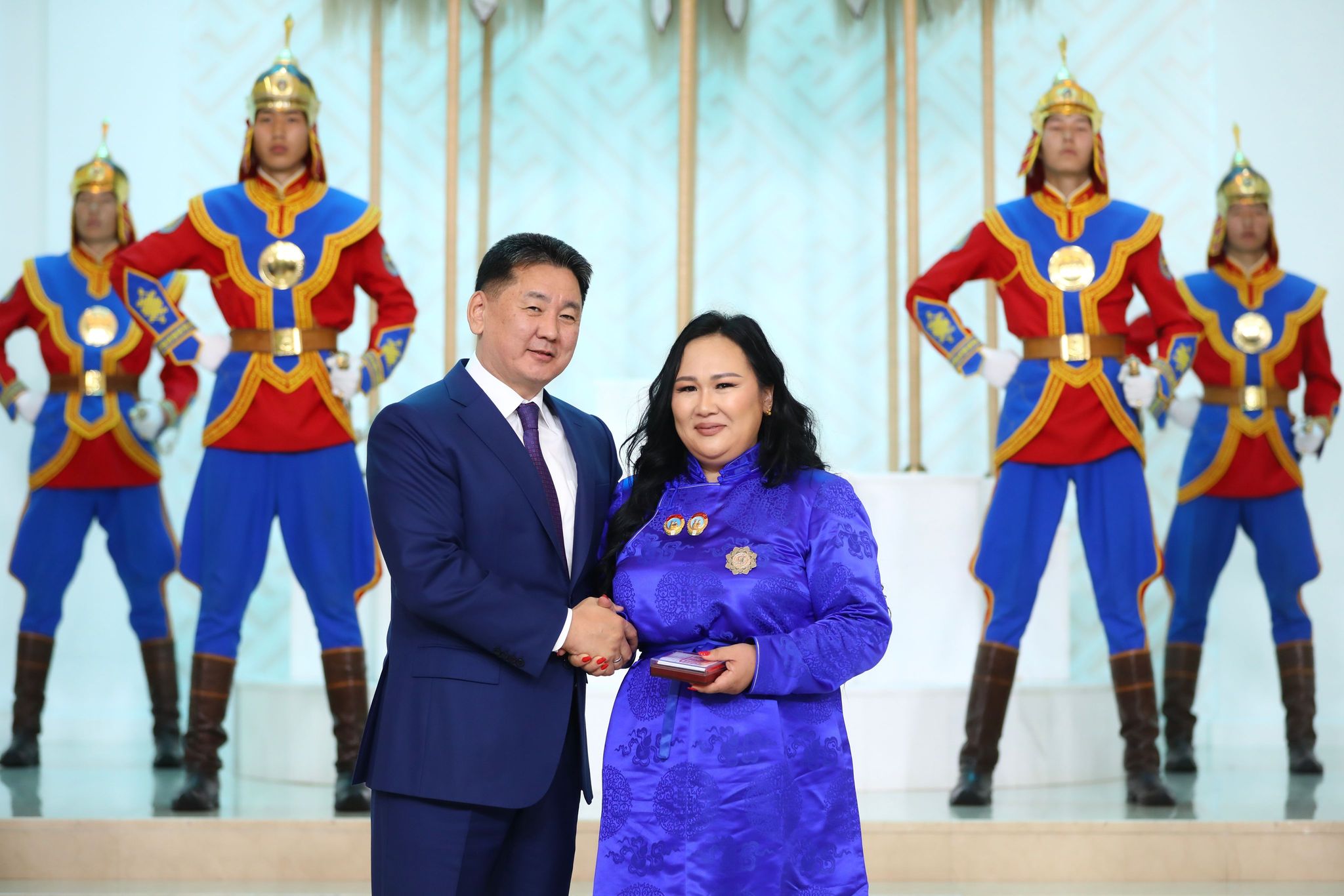 Монгол Улсын Ерөнхийлөгч У.Хүрэлсүх ээжүүдэд Алдарт эхийн одон гардууллаа