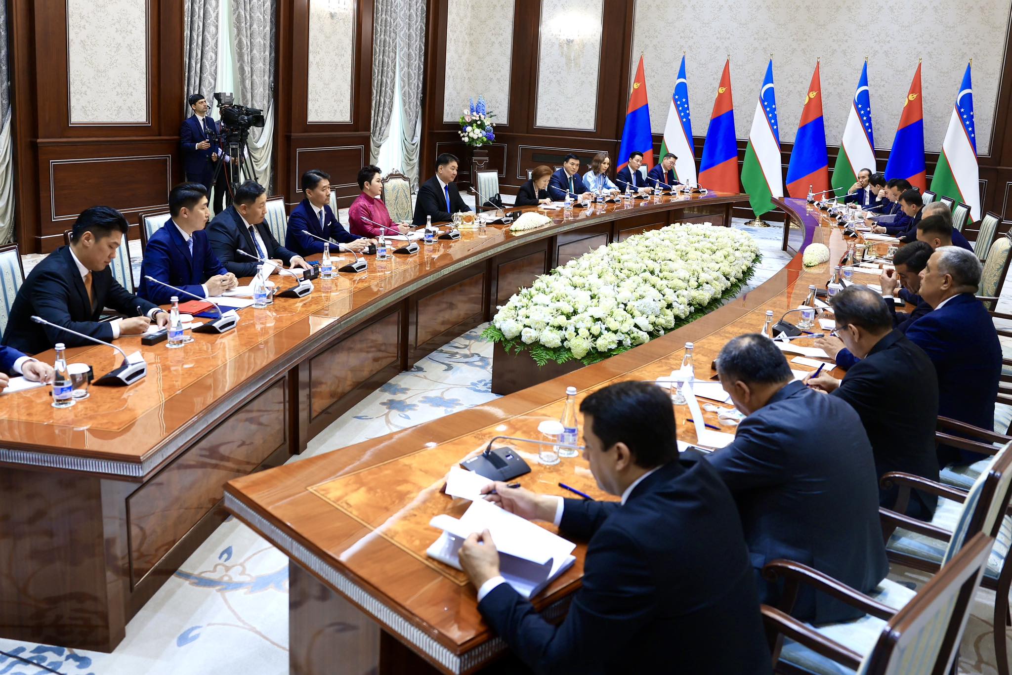Монгол Улсын Ерөнхийлөгч У.Хүрэлсүх, Бүгд Найрамдах Узбекистан Улсын Ерөнхийлөгч Ш.Мирзиёев нар албан ёсны хэлэлцээ хийлээ