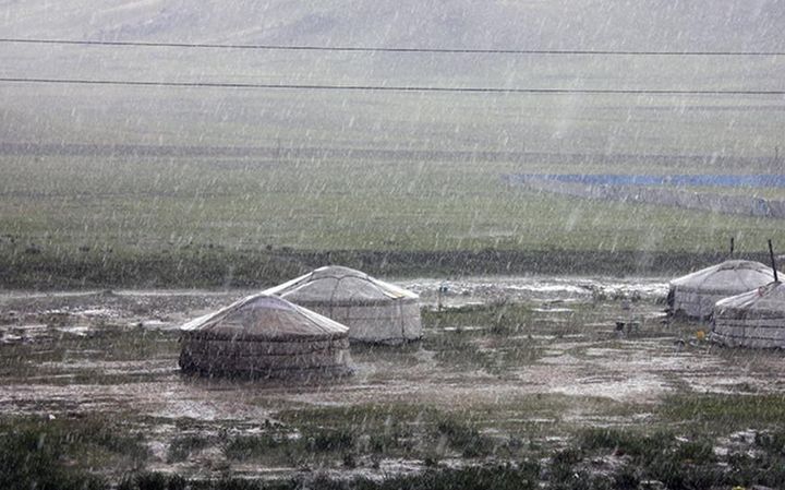 Алтай, Хангай, Хөвсгөлийн уулархаг нутгаар бороотой