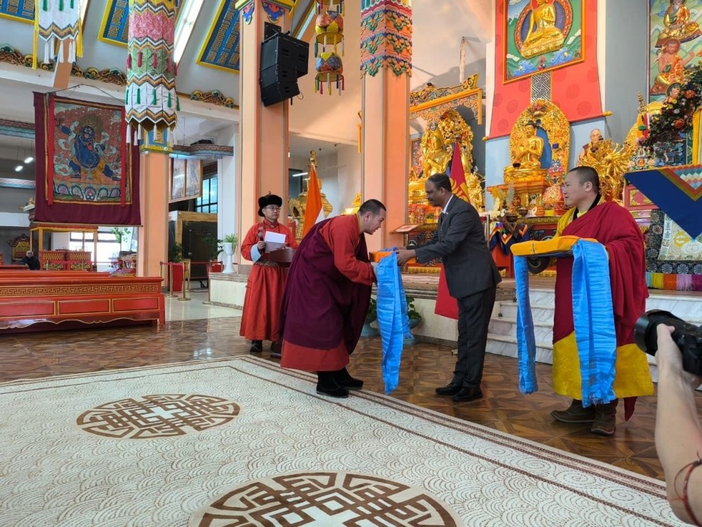 40 багц "Монгол Ганжуур" номыг шашны байгууллагуудад гардууллаа