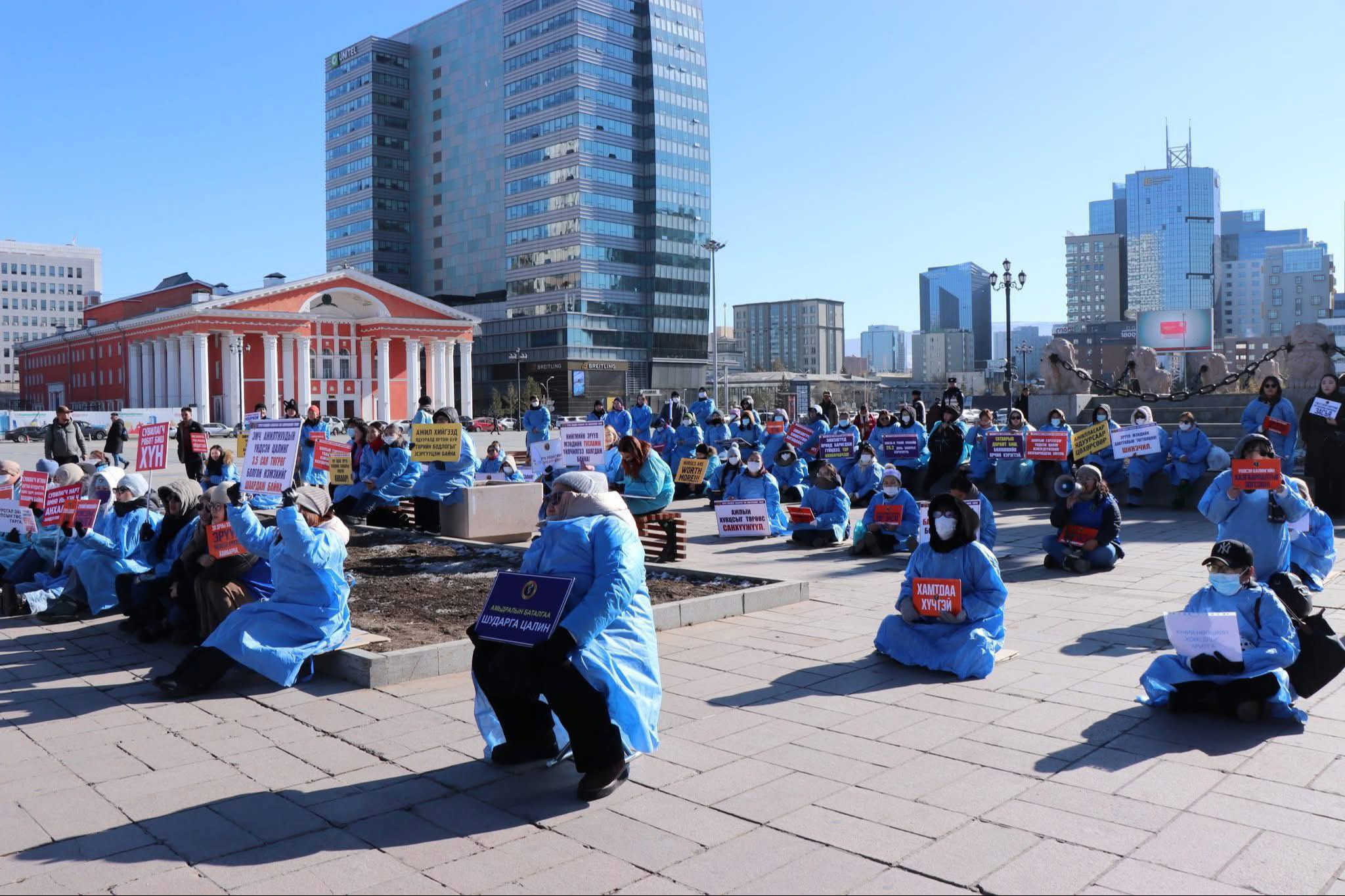 Эмч нар ажил хаялтаа нэг хоногоор хойшлуулав