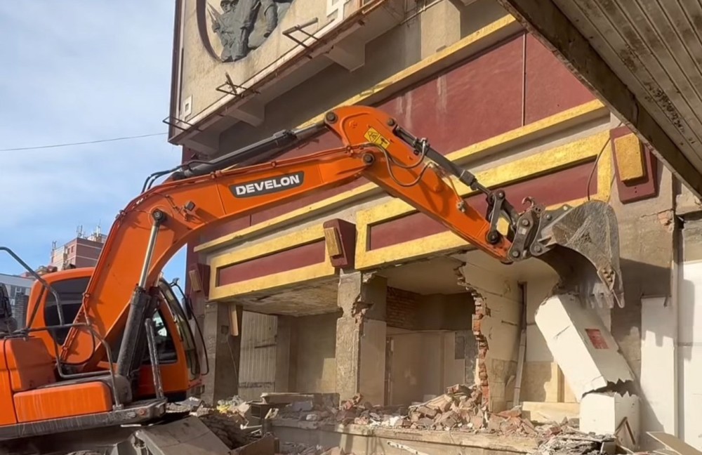 Байгалийн түүхийн музейд залгаж барьсан өргөтгөлийг нураажээ