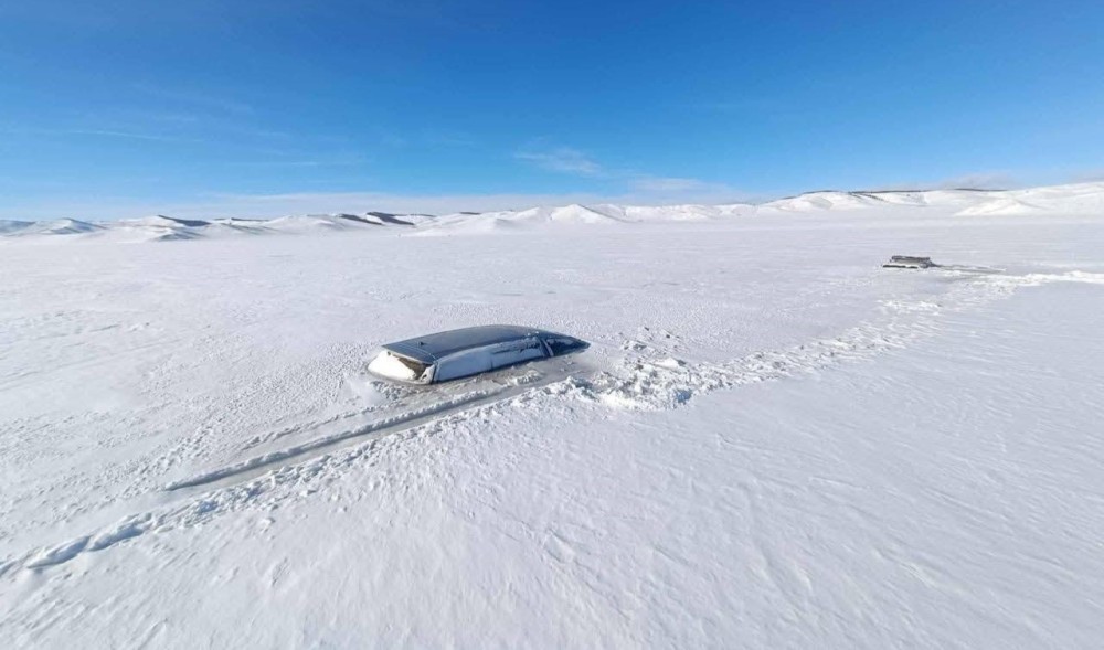 Зургаан зорчигчтой 3 автомашин нуурт цөмөрч, зорчиж явсан иргэд нь эсэн мэнд гарчээ