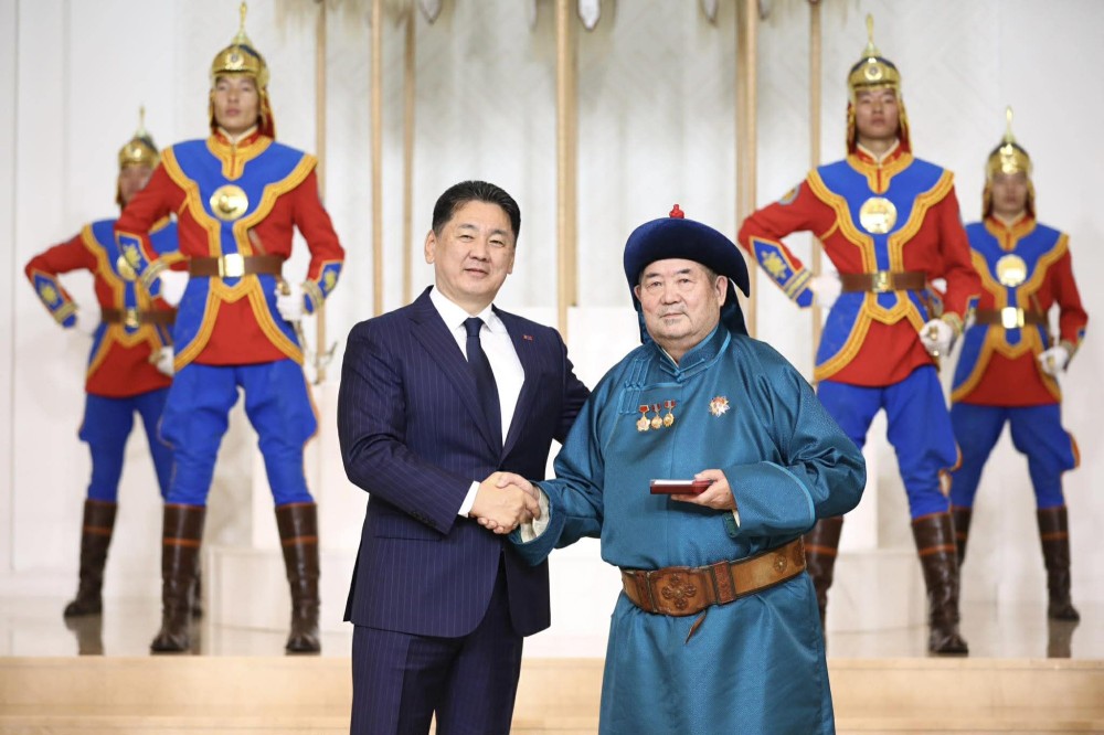 Хэл шинжлэлийн ухааны доктор, профессор С.Дуламд Хөдөлмөрийн баатар цол хүртээлээ