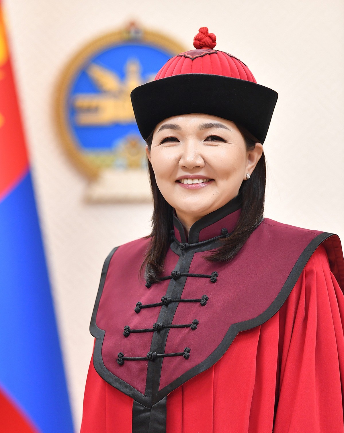 Үндсэн хуулийн цэцийн гишүүн Л.Өлзийсайханыг үүрэгт ажлаас нь чөлөөллөө