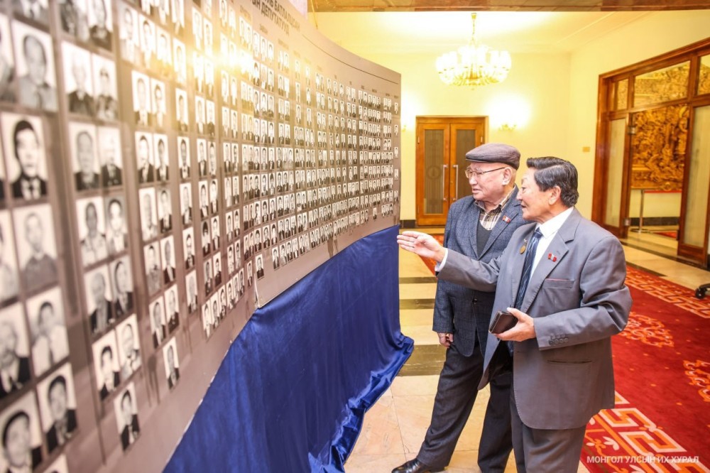 Үндсэн хуулийг хэлэлцэн батлах үеийн архивын түүхэн баримтуудыг эх хувиар нь дэлгэлээ