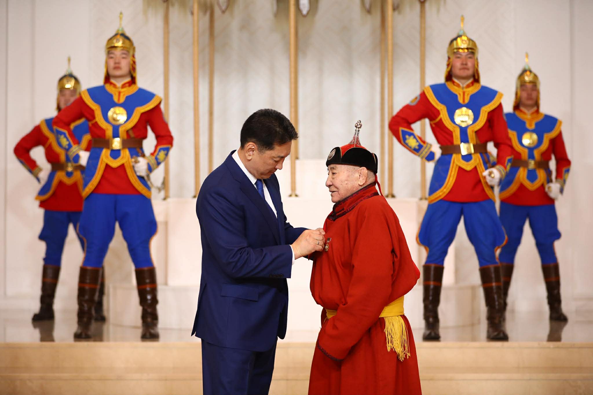 Ерөнхийлөгч Ухнаагийн Хүрэлсүх нэр бүхий эрхмүүдэд төрийн дээд цол, одон, медаль хүртээлээ