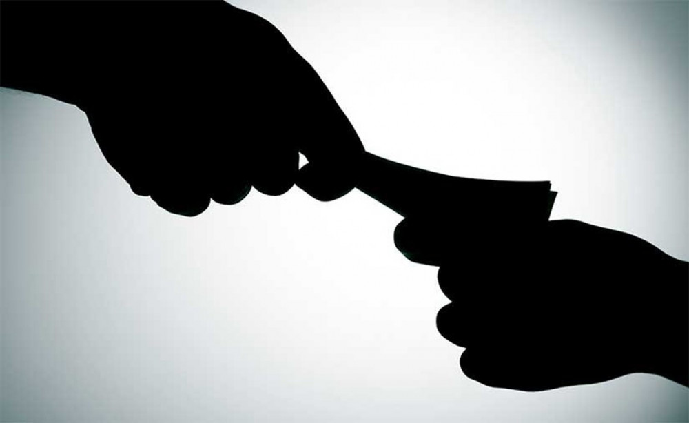 Нийтийн албан тушаалтанд хахууль санал болгосон иргэнийг шүүхээс торгох ялаар шийтгэлээ