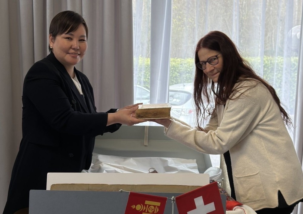 Бернийн их сургуулийн номын санд хадгалагдаж байсан Монголын түүх, соёлын үнэт өвд хамаарах эртний ховор хоёр бичвэрийг Монгол Улсад буцаана