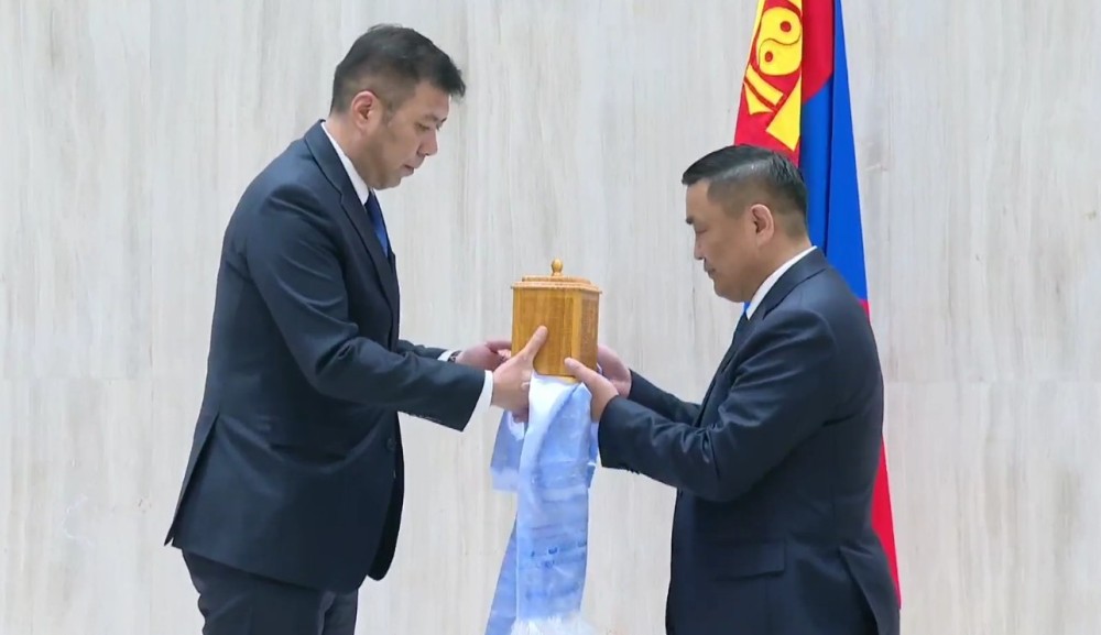 Орлогч Б.Мөнхбат Нийслэлийн засаг даргын тамгыг хүлээн авлаа