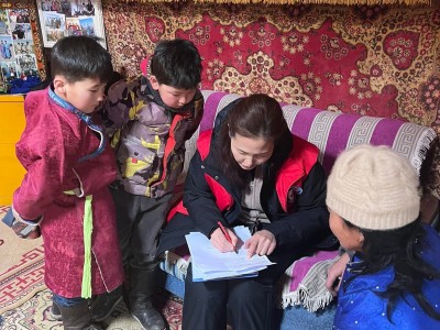 Монголын улаан загалмай нийгэмлэгээс өвөлжилт хүндэрсэн аймгийн малчдад бэлэн мөнгөний тусламж үзүүлж байна