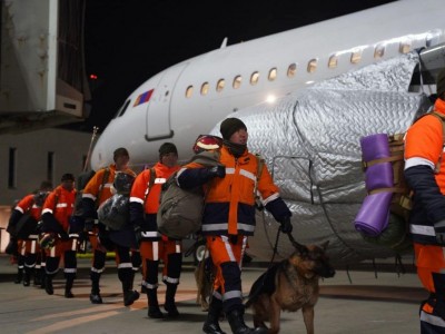 Монголын аврах багийнхан гурван хүнийг эсэн мэнд олж, эмнэлгийн тусламжтай залгав
