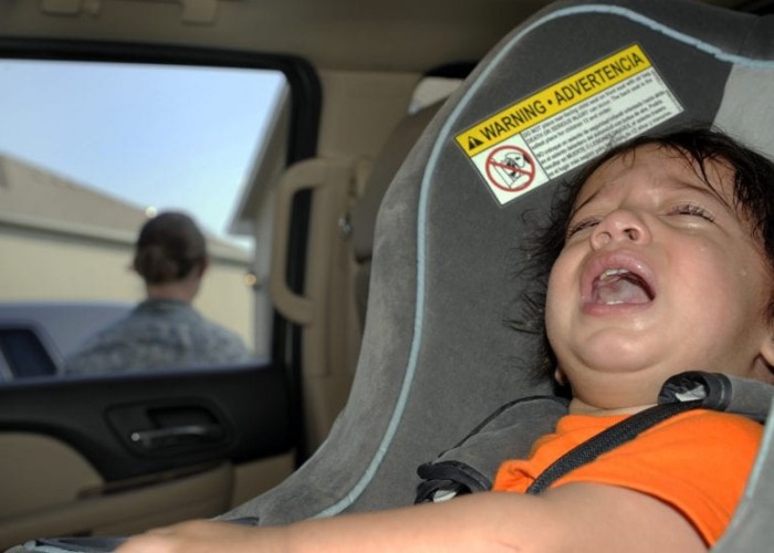Автомашинд бага насны хүүхдээ хараа хяналтгүй орхин явахгүй байхыг анхааруулж байна