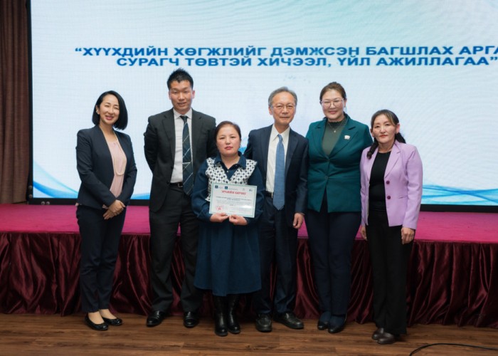 Тосонцэнгэл сумын багш нар аутизмтай хүүхдийг өнгө ашиглан уншуулж, бичүүлж сургажээ