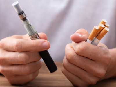 Эмч нар тамхинаас гарах хүсэлтэй хүмүүст электрон тамхи санал болгодог нь хамгийн буруу