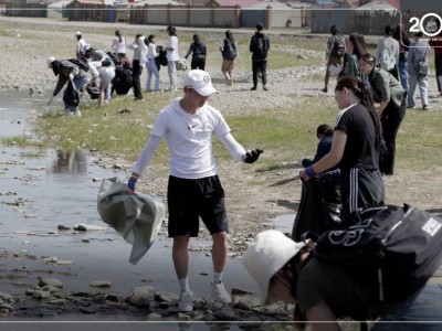 Залуучууд санаачилга гарган Улиастайн голыг цэвэрлэжээ