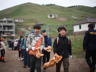 "Шинэ эрин" сургуулийн 18 сурагч ууланд алхангаа хог хаягдал түүж байна