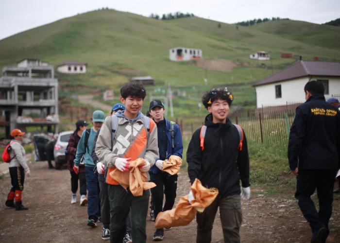 "Шинэ эрин" сургуулийн 18 сурагч ууланд алхангаа хог хаягдал түүж байна