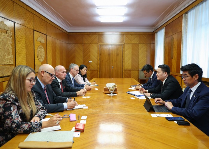 Монгол Улсын Ерөнхийлөгчийн зөвлөхүүд Европын хөрөнгө оруулалтын банкны Хятад, Монголыг хариуцсан Төлөөлөгчийн газрын даргыг хүлээн авч уулзав