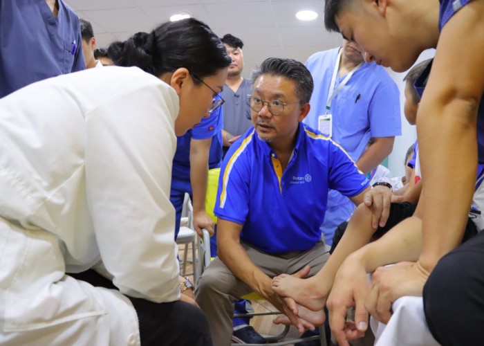 Хонконгийн эмч нартай хамтран хүүхдийн төрөлхийн майга, тавхайн согогийн үзлэг хийлээ