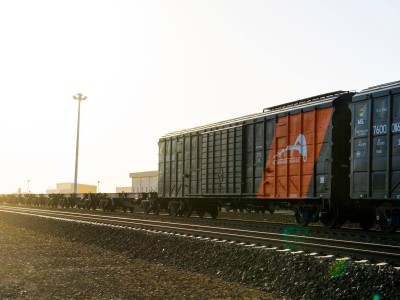 Тавантолгой-Гашуунсухайт чиглэлийн төмөр замд нийлүүлэгдэх 811 вагоныг Монгол Улсын хилээр хүлээн авчээ