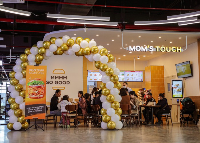 Mom’s Touch шарсан тахиа, бургерын олон улсын сүлжээ Монголд нээлээ