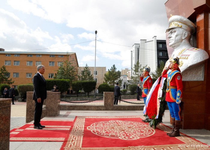 ОХУ-ын Холбооны Хурлын Төрийн Думын дарга В.В.Володин Г.К.Жуковын хөшөөнд хүндэтгэл үзүүлэв