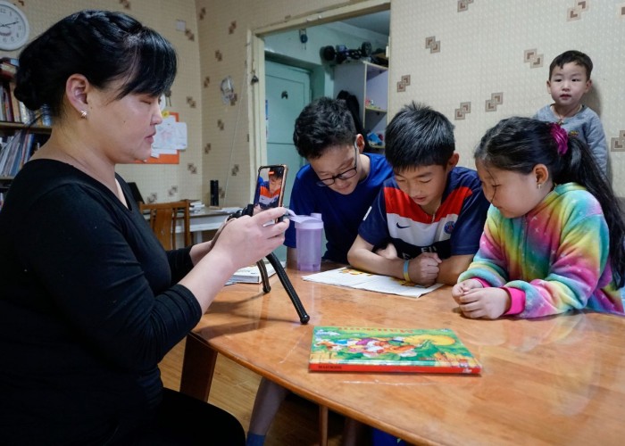 Цар тахлын үеэс Монгол ээжүүд цахимаар ажиллаж, хүүхдээ асрангаа хөдөлмөр эрхэлж байна