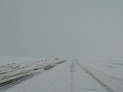 Дорноговьд цас шуурч, үзэгдэх орчин хязгаарлагдсан тул авто тээврийн хөдөлгөөнийг хязгаарлалаа