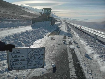 Орон нутгийн замд үүссэн хунгар цасыг цэвэрлэж, аюулгүй байдлыг хангахаар ажиллаж байна