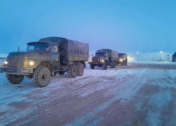 Зэвсэгт хүчний 100 гаруй алба хаагч 12 аймагт өвс тэжээл хүргэж, зам гаргаж байна