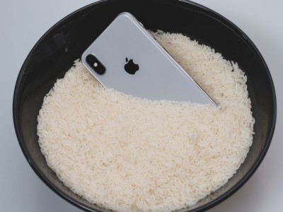 Усанд унагасан iPhone-ийг цагаан будаан дотор хатаахгүй байхыг Apple зөвлөжээ