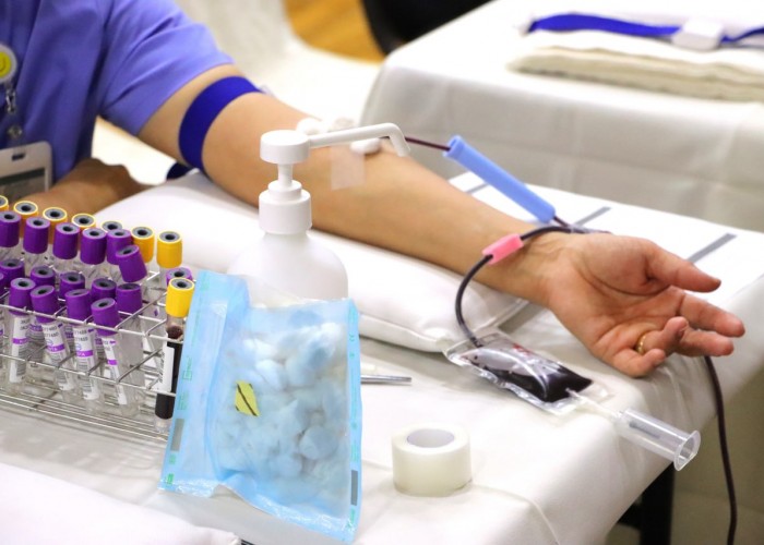 Гссүт: Эмч, мэргэжилтнүүд хүмүүнлэгийн үйлсэд нэгдэж цусаа хандивлажээ
