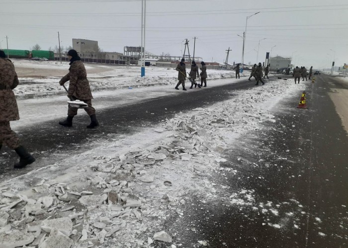 Дорнод аймгийн Булган суманд цасанд боогдсон айлуудыг цэргүүд нүүлгэж байна