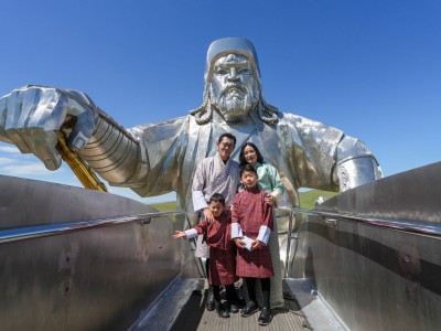 Бутан Улсын Хааны гэр бүл Монголчуудтай цуг наадлаа