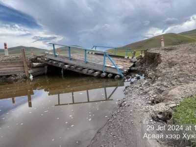 Хужирт-Арвайхээрийн гүүр нурж, Сэлэнгийн Алтанбулаг, Даланзадгад-Шивээхүрэнгийн зарим зам эвдэрчээ