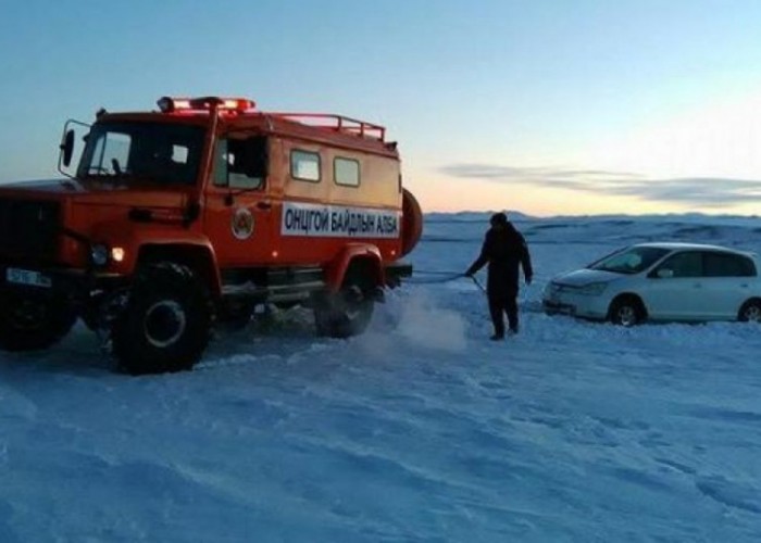 Улаанбаатараас Увсын Сагил сумын чиглэлд яваад цасанд суусан Приус машиныг татаж гаргалаа